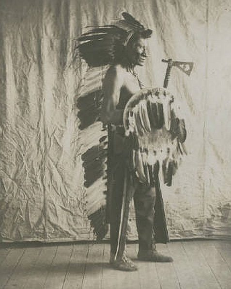 http://www.american-tribes.com/messageboards/dietmar/redskirt3.jpg